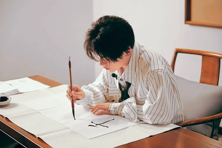 或许是缺少人生阅历和时间的沉淀,易烊千玺与老一辈书法家相比仍然