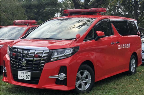 日本埃尔法版消防车,红色外表十分亮眼,车身配五星警用车标