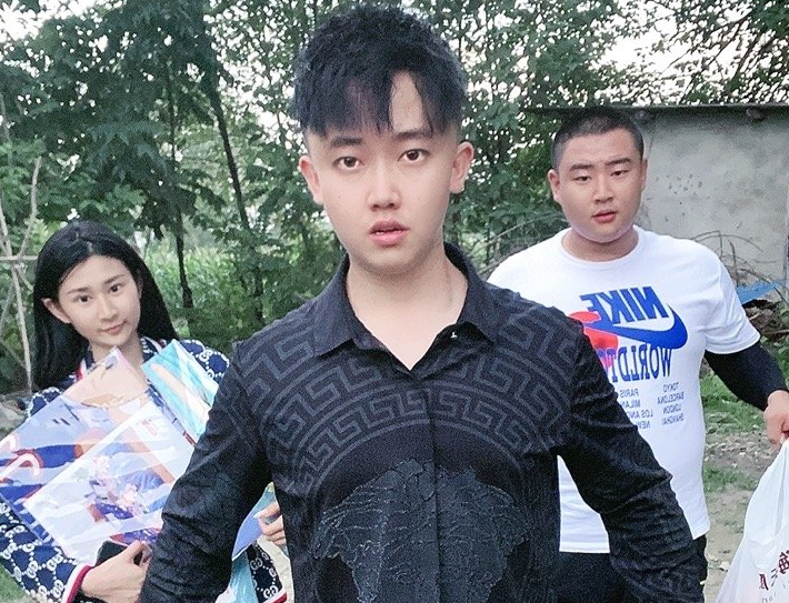 网红四川可乐力挺刘二狗,直播怒怼二驴,老方丈,转发其负面报道