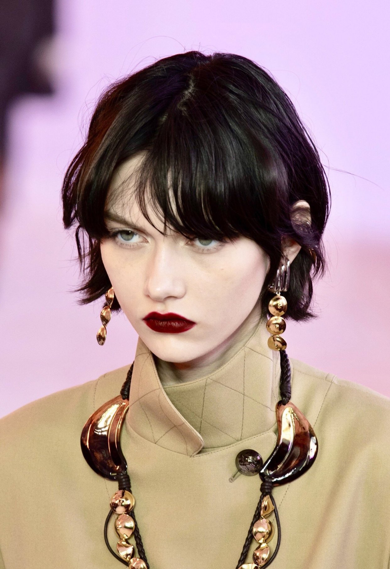 俄00后冷艳超模"厌世脸"爆红!台步超拽,甜酷帅炸美翻天