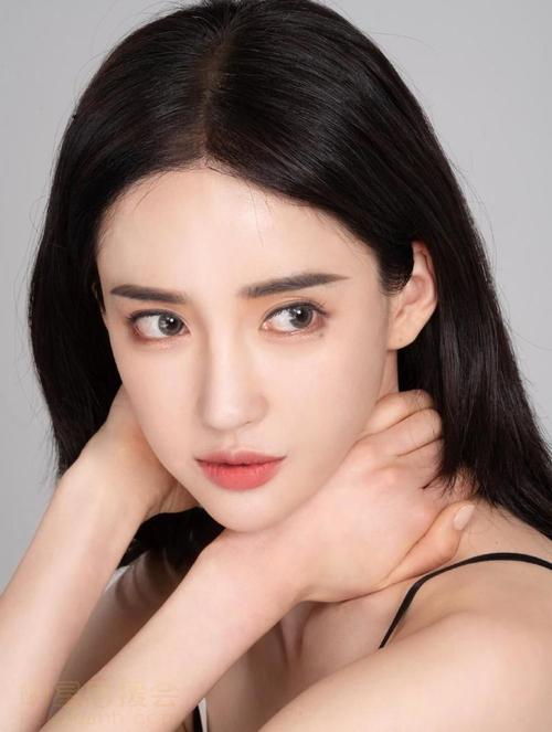 鼻子既然动过刀,就不要在阳光下拍照?看看杨颖,就知道为什么了