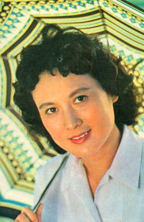 回顾老艺术家向梅与丈夫恩爱一生对他有亏欠如今儿子成她骄傲