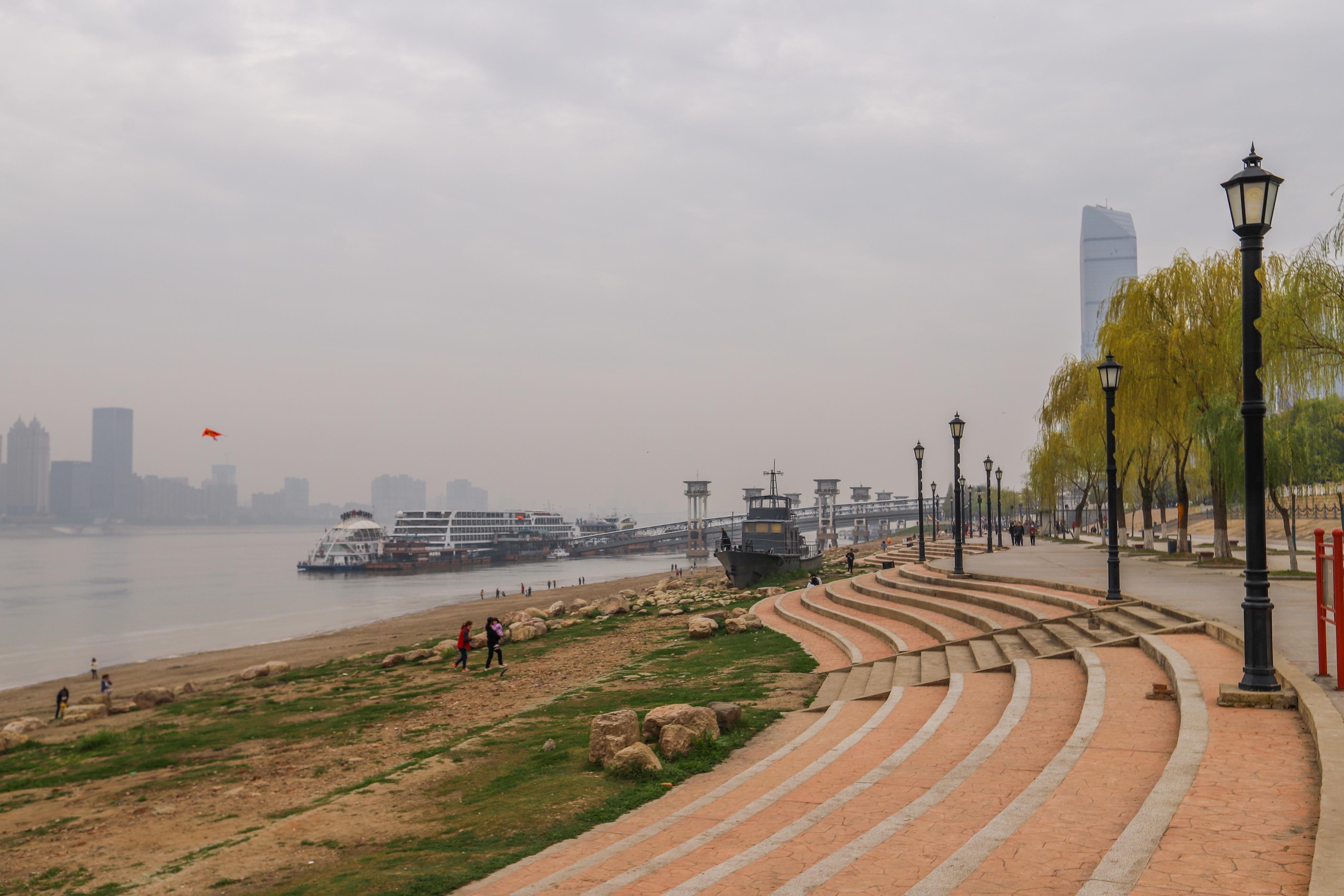 武漢著名的風景遊覽勝地,漢口江灘公園,被譽