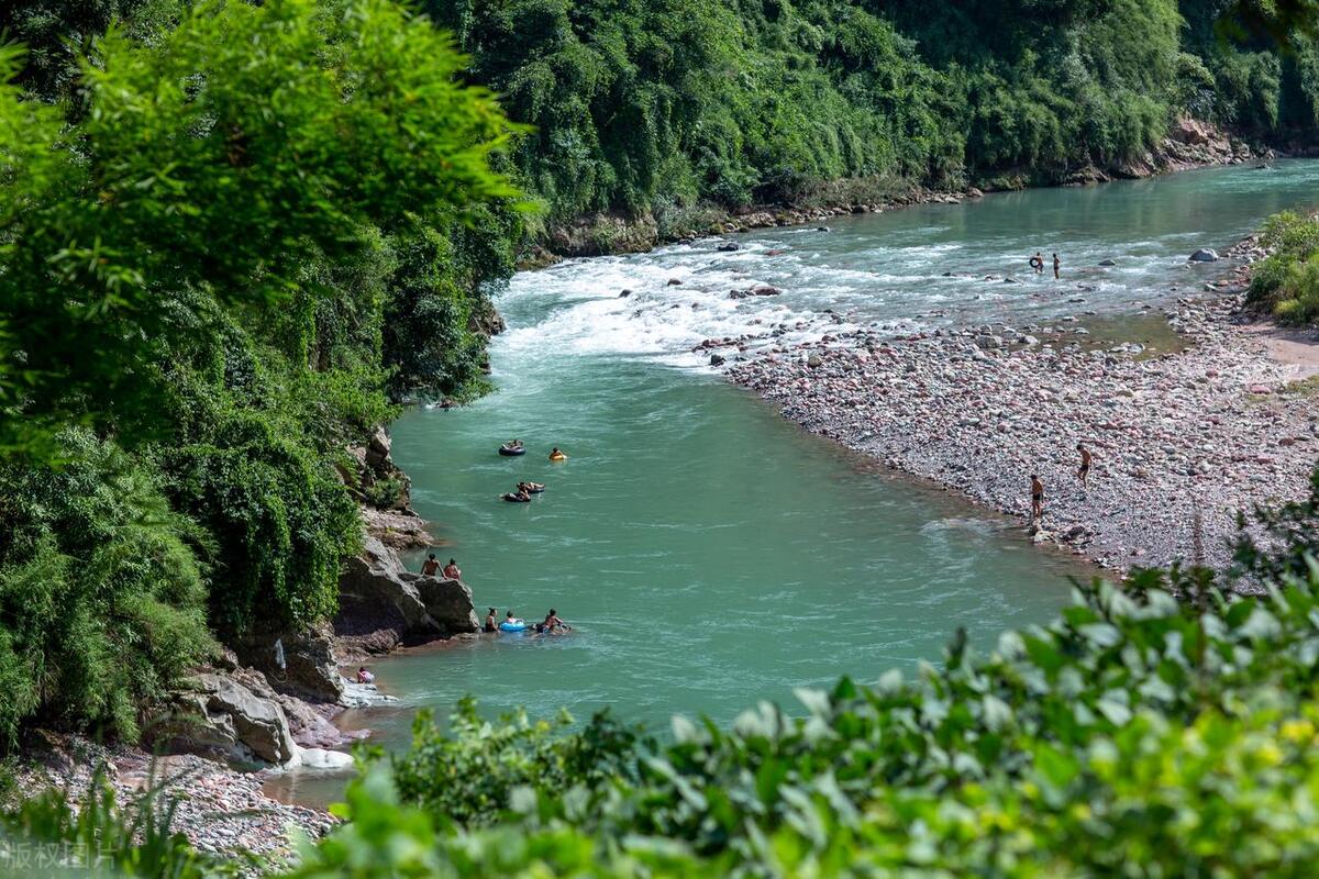 故乡回忆:清澈小溪山间徜徉