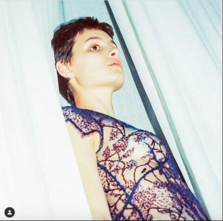 憨豆先生女儿近照,短发透视装诠释英伦性感,颜值超高进军演艺圈