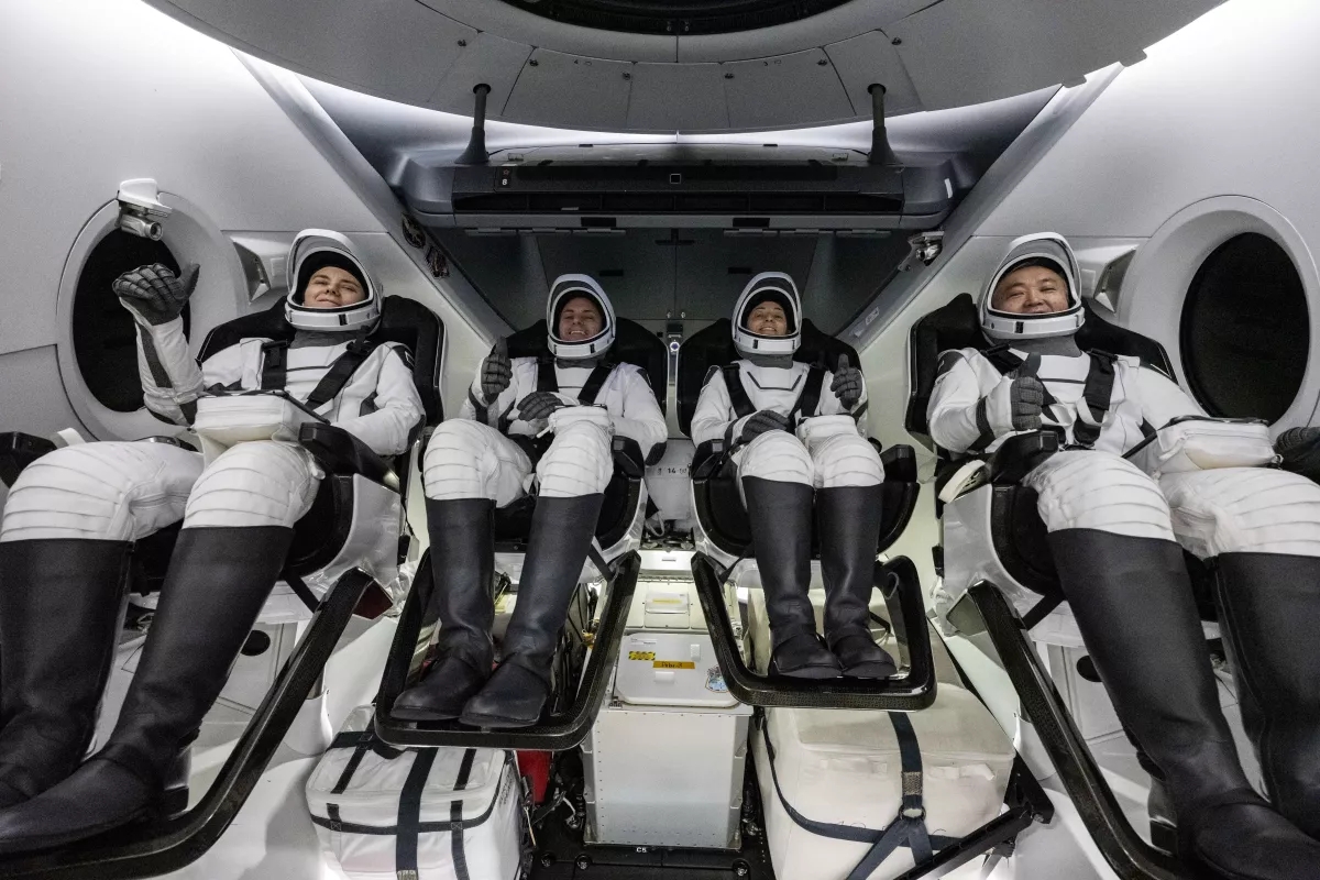 spacex dragon太空舱在太空中飞行5天后与crew