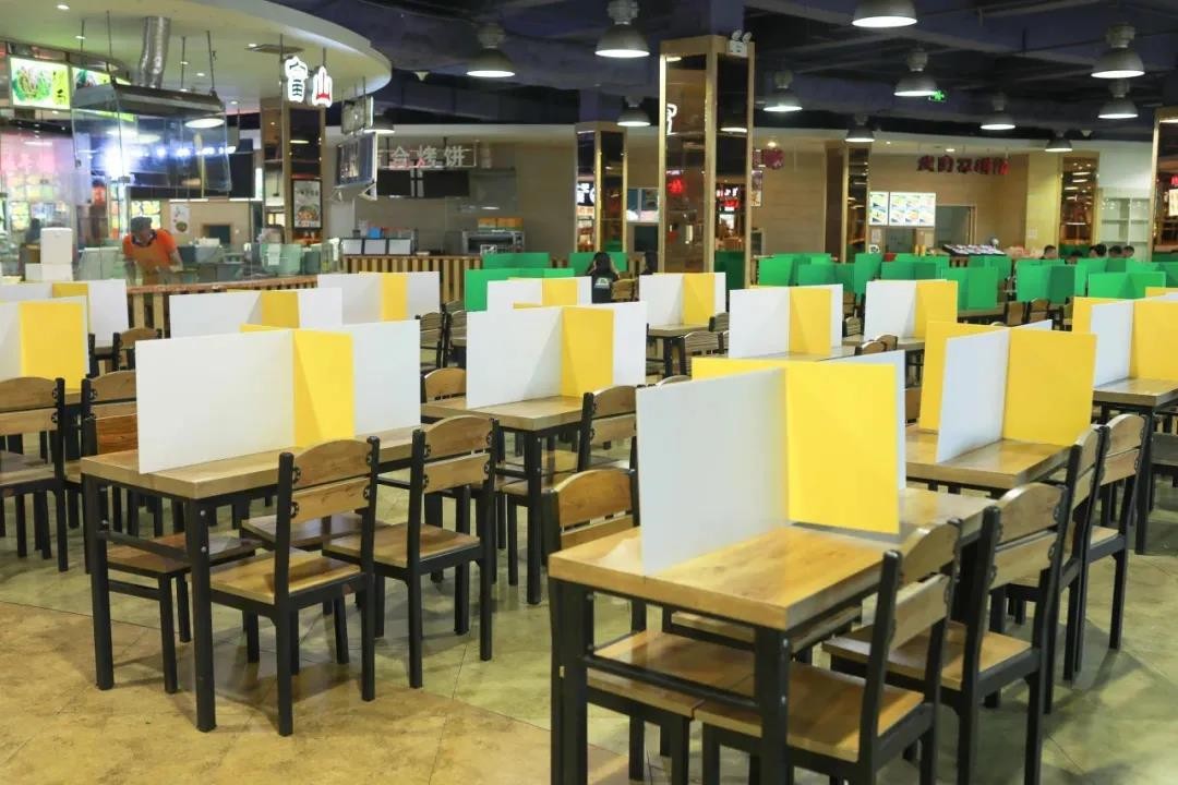 大连东软信息学院共有3个食堂:三期食堂位于三期生活区大学生生活服务