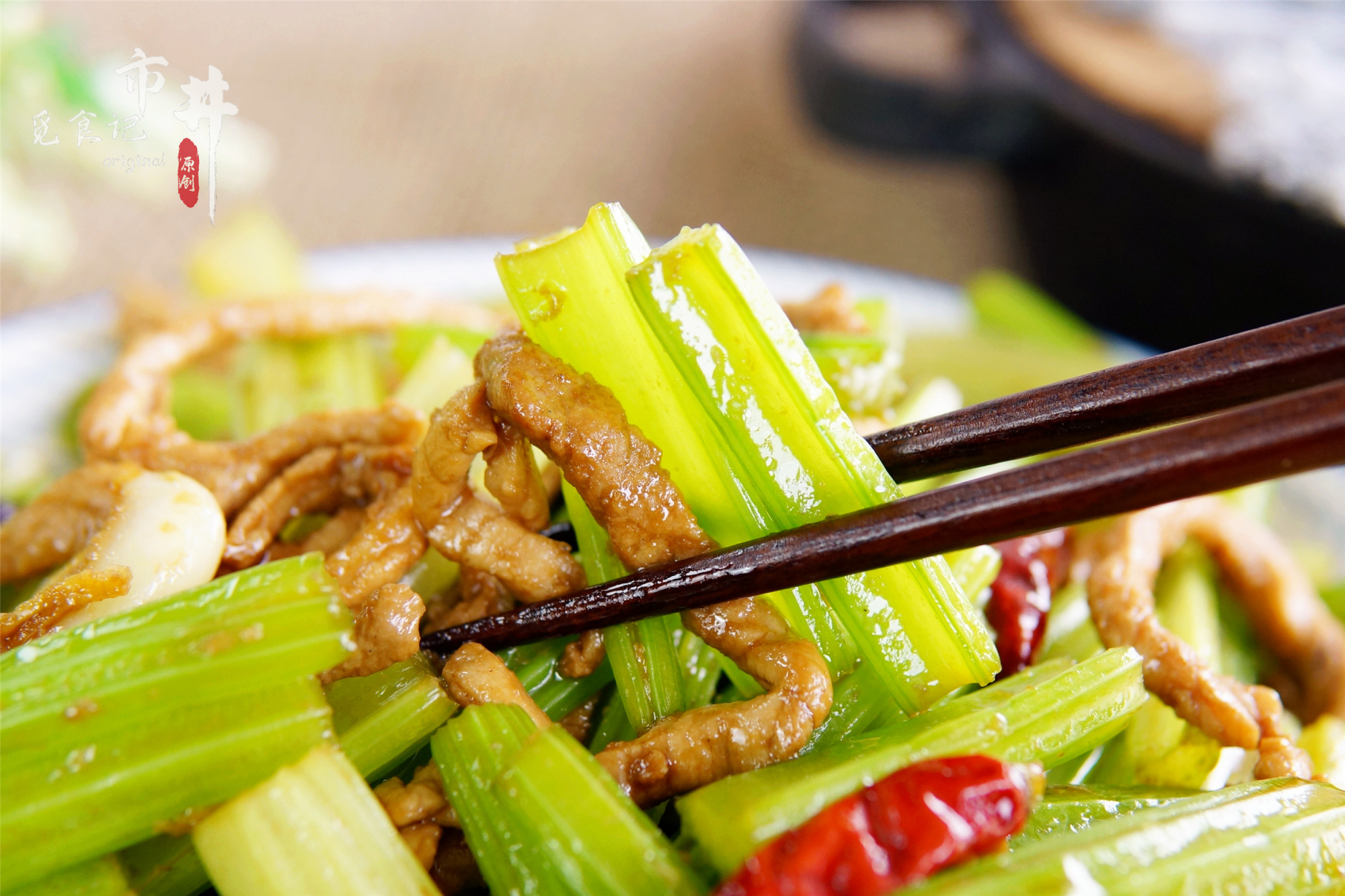 炒芹菜时,焯水还是直接炒?都不对,正确做法芹菜翠绿,入味脆嫩