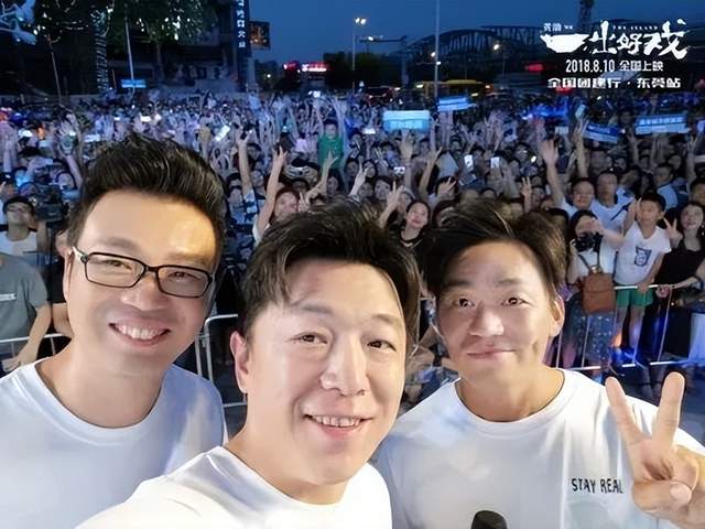 黄渤和大鹏宣传电影《封神》,保镖却意外抢镜,肌肉壮硕又魁梧