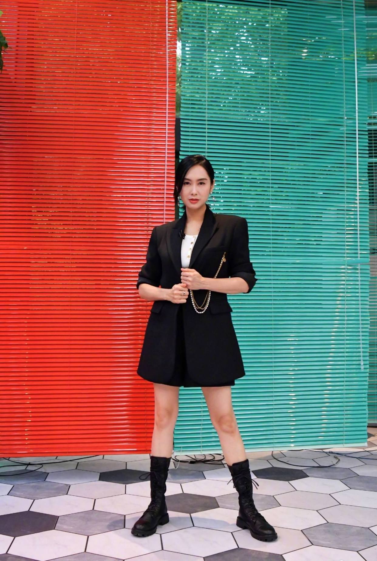 逆龄女神朱茵,年近50风韵不减,她的小个子气质穿搭不能错过