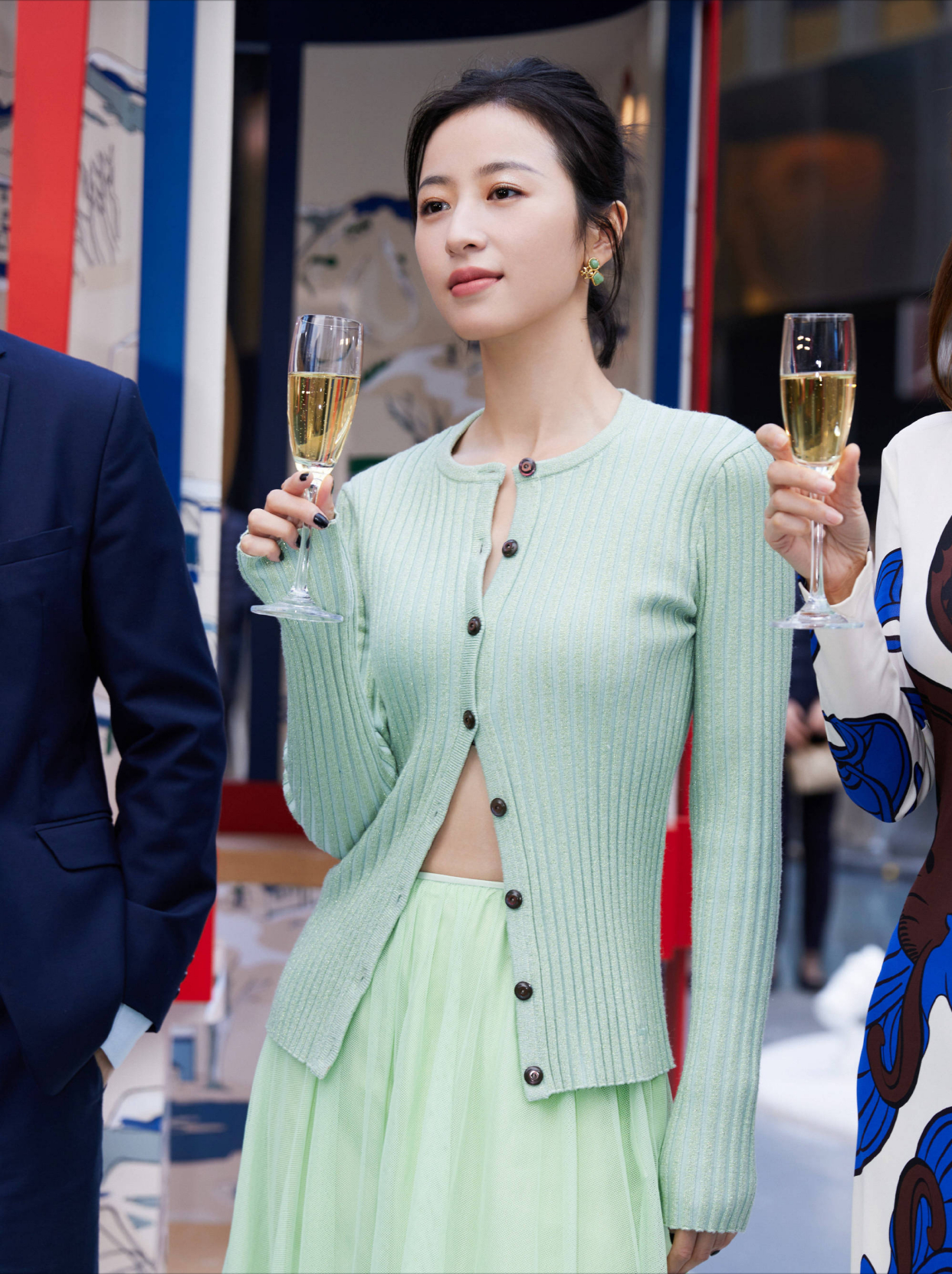 白鹿,周雨彤意外撞衫,同穿针织衫韵味不同,前者露马甲线更撩人