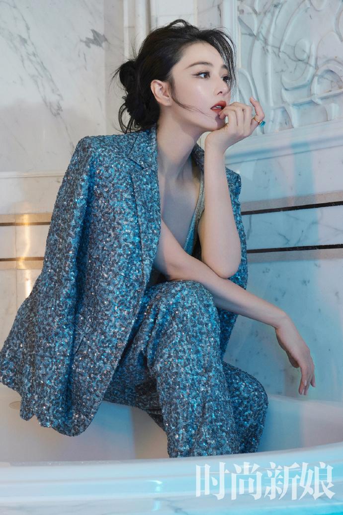 张馨予拍摄写真,穿着大胆秀事业线,因身份被吐槽穿着不得体