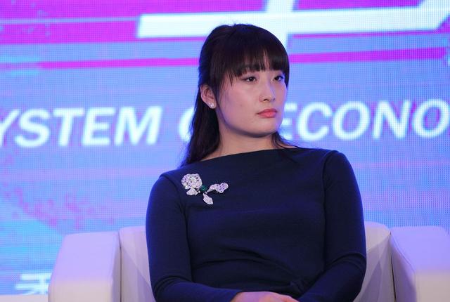 他只有初中文凭,却向娃哈哈女总裁求婚,还有办法让企业重振雄风