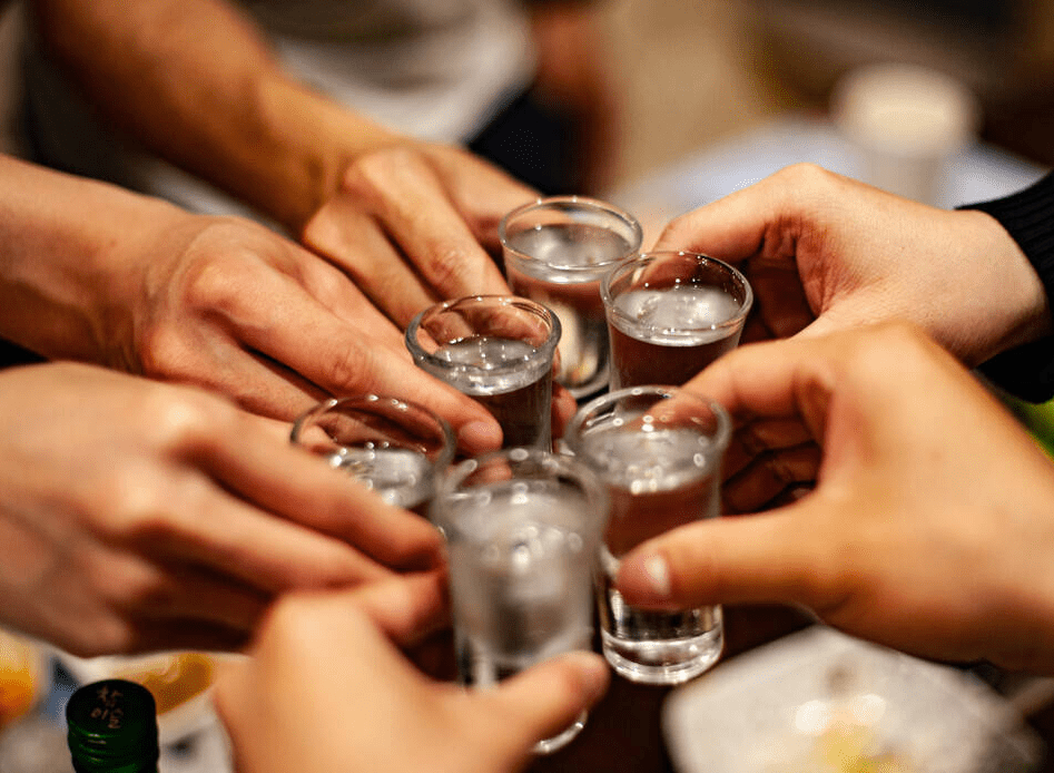 科普:为何酒桌上,大家喝白酒时,总喜欢身边放着一瓶水?