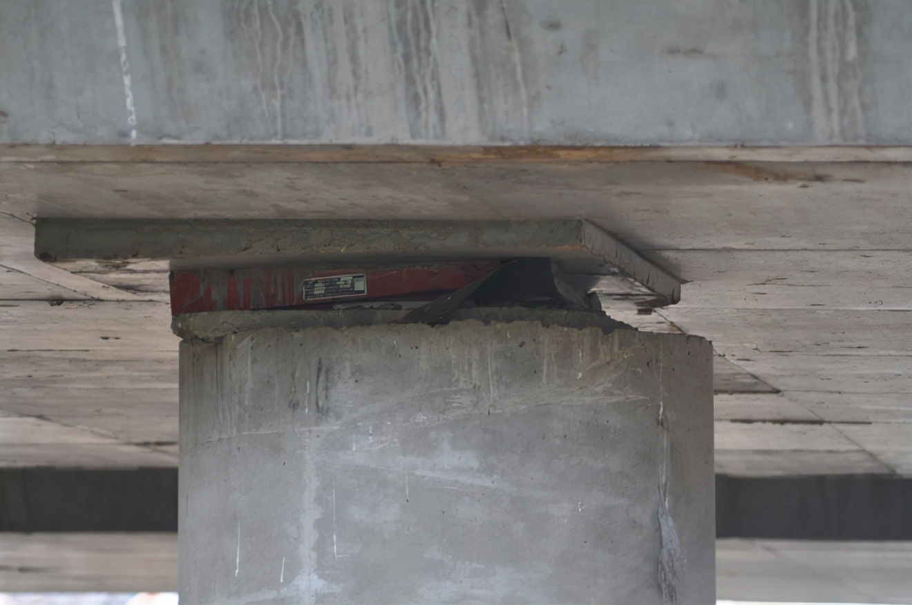 独柱墩桥梁优缺点分析及加固方案