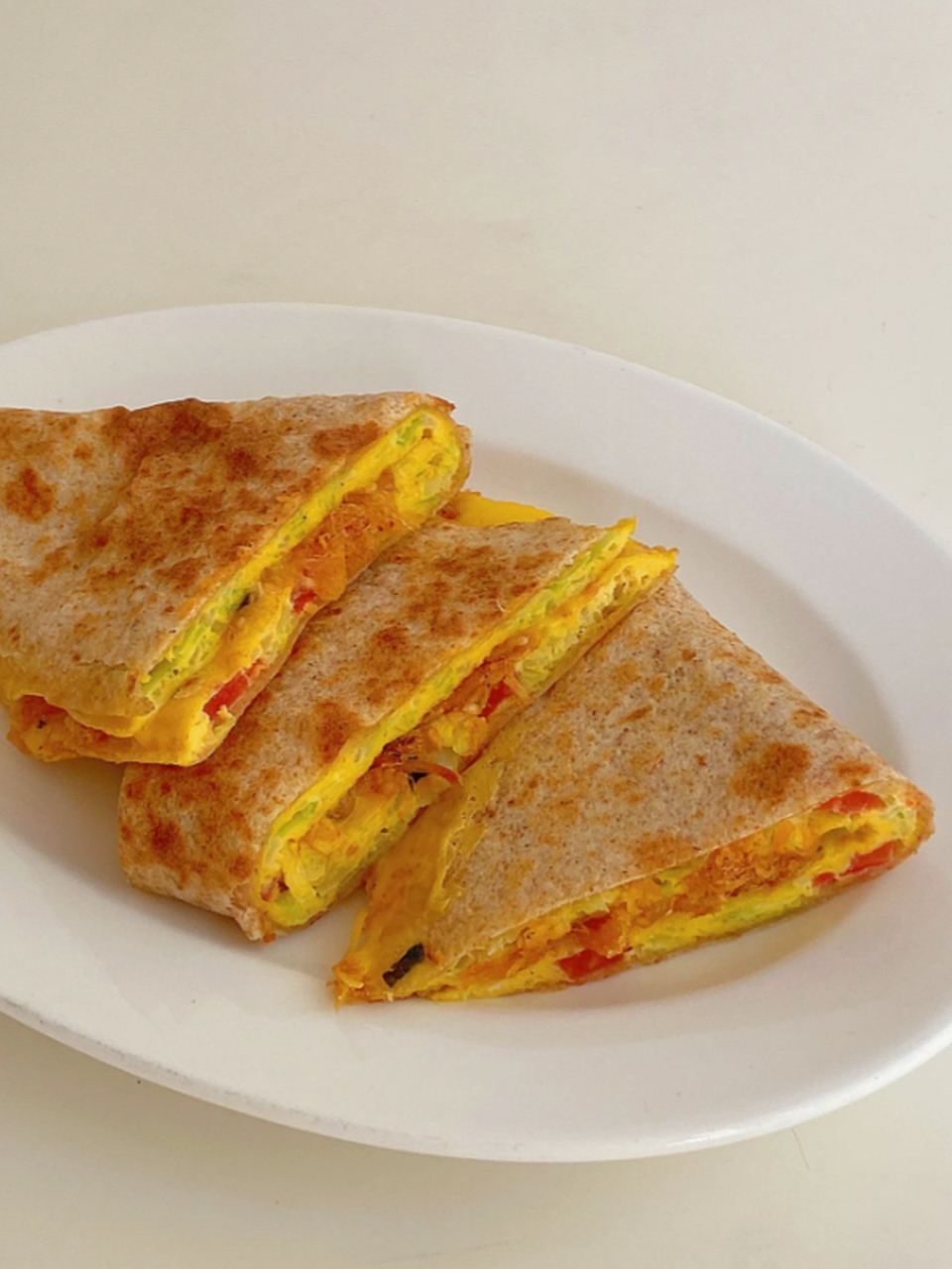 十分钟就能搞定的美味快手早餐,来试试这款包菜肉松鸡蛋卷饼吧!