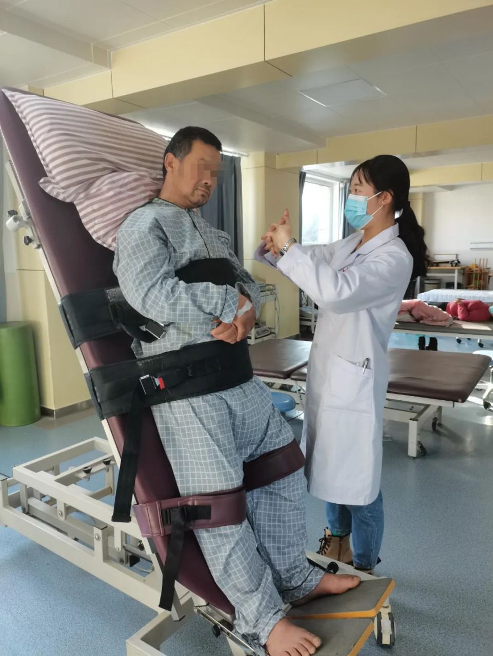 脑梗偏瘫正确康复训练#  使用时,先将电动起立床呈平躺位,将患者躺