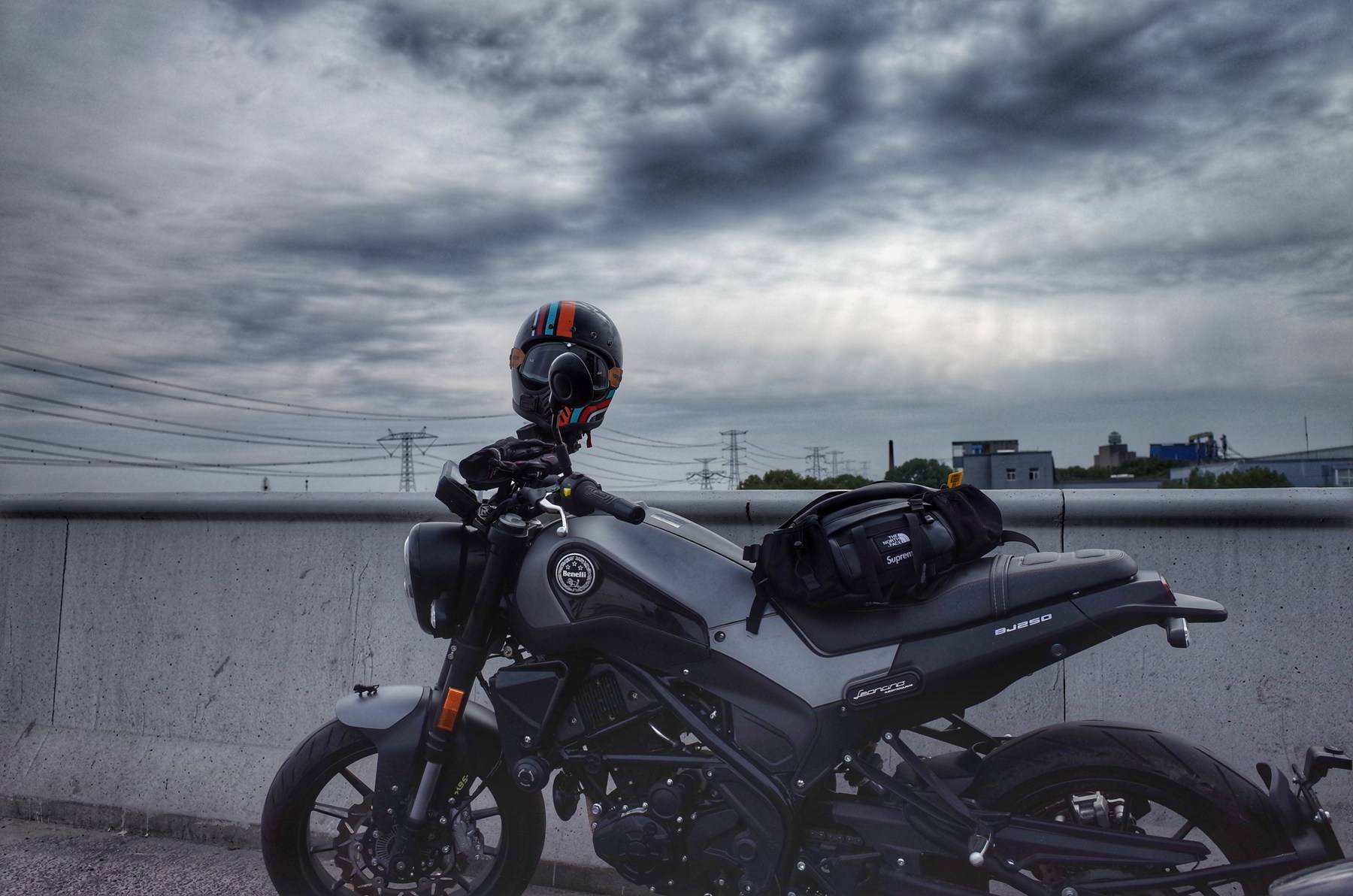 幼狮250复古摩托车,售价不足2万元,27马力水冷 abs