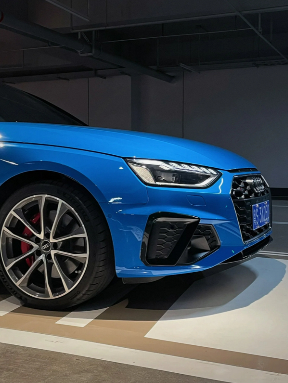 流光蓝奥迪s4,你见过吗?  这款奥迪s4的颜色,或许你之前从未见过.