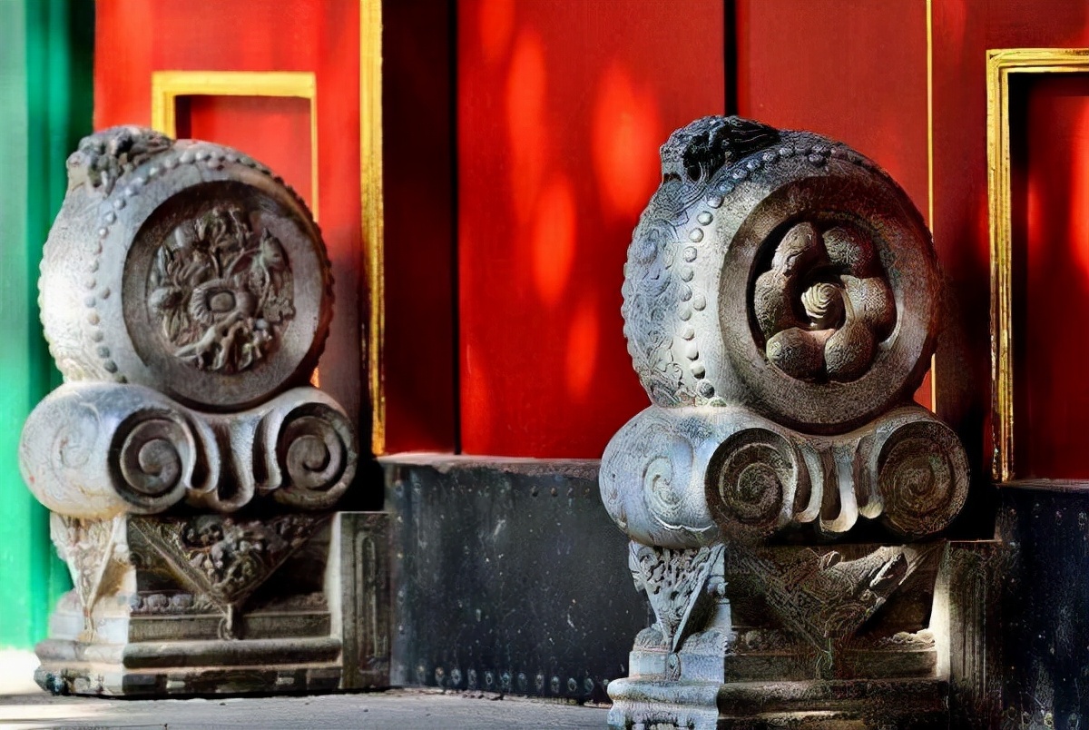 在古代,高级文官用方形狮子抱鼓石门当,而低级文官只能有方形有雕饰的