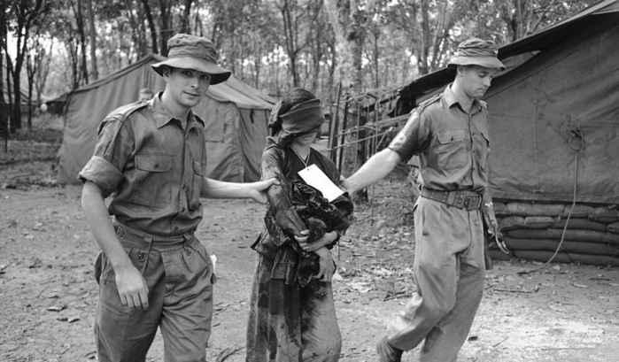 这群美国大兵搜刮完村庄走后,北越的子弟兵就闯入了村庄,当众处决了