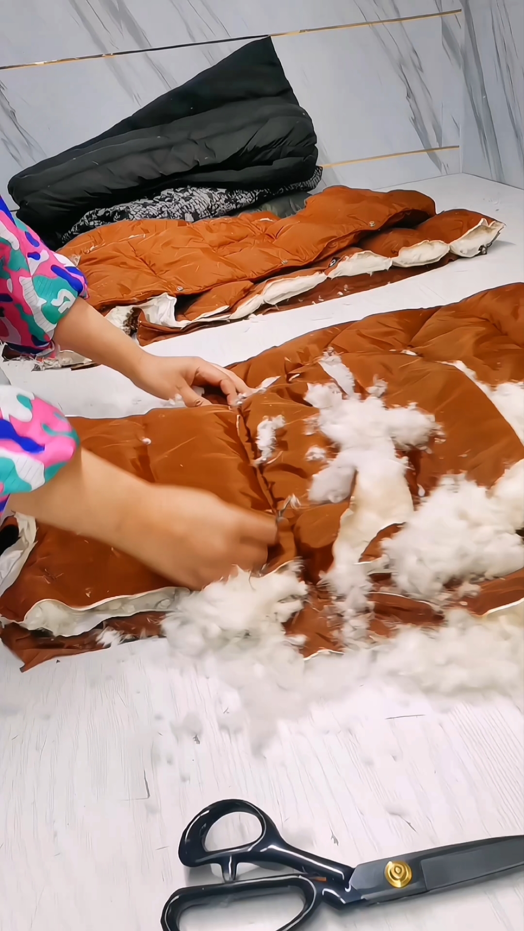 老铁们这是本地姐姐拿来家里不穿的羽绒服做成的羽绒被漂亮吧