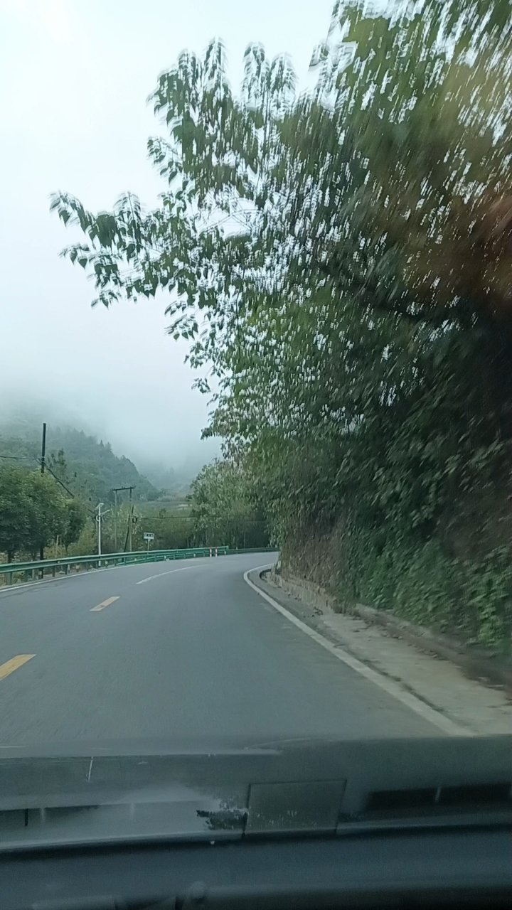 独自闯天涯,秦岭山脉242国道,翻山越岭好风景,天高云淡.