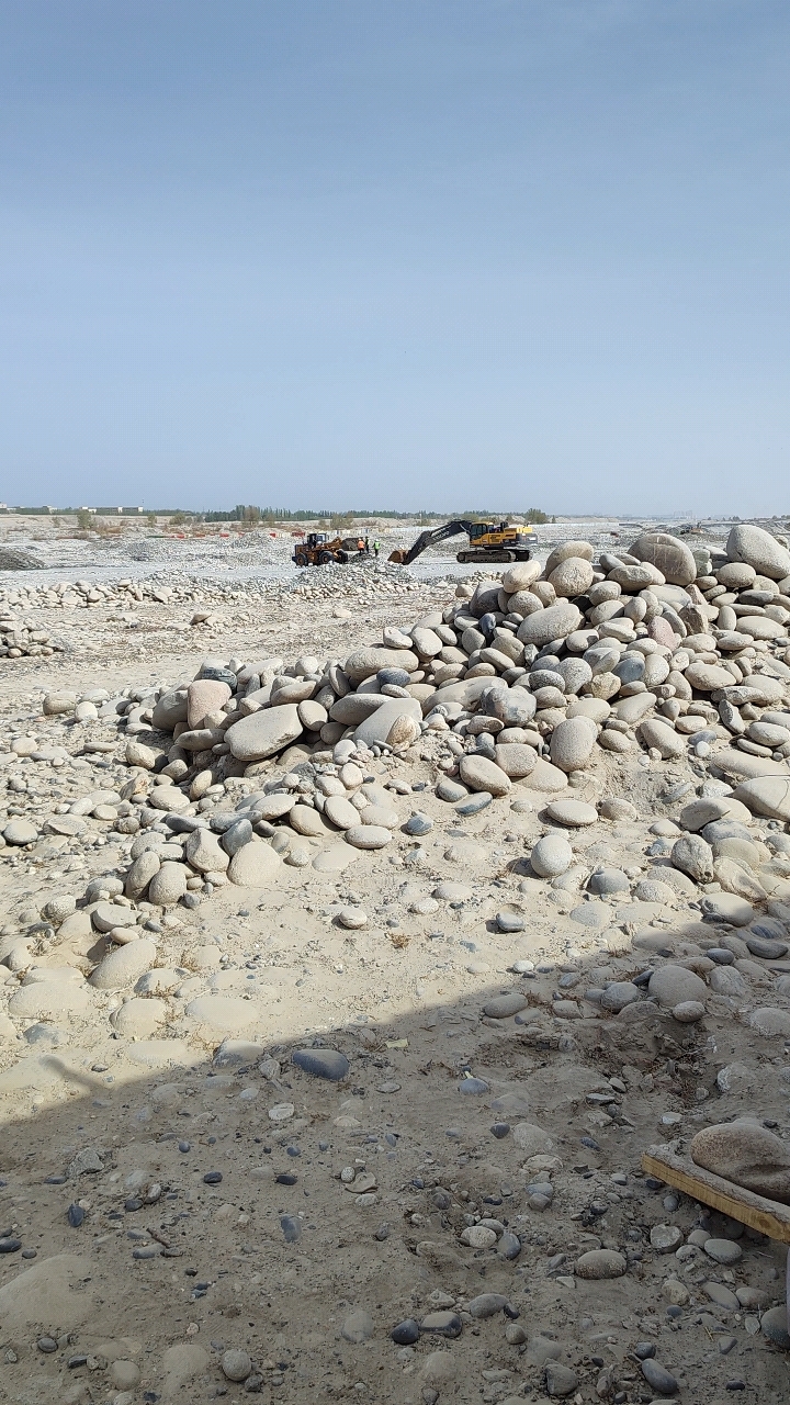 和田玉并不稀缺,光他们一天就挖出来不少料子