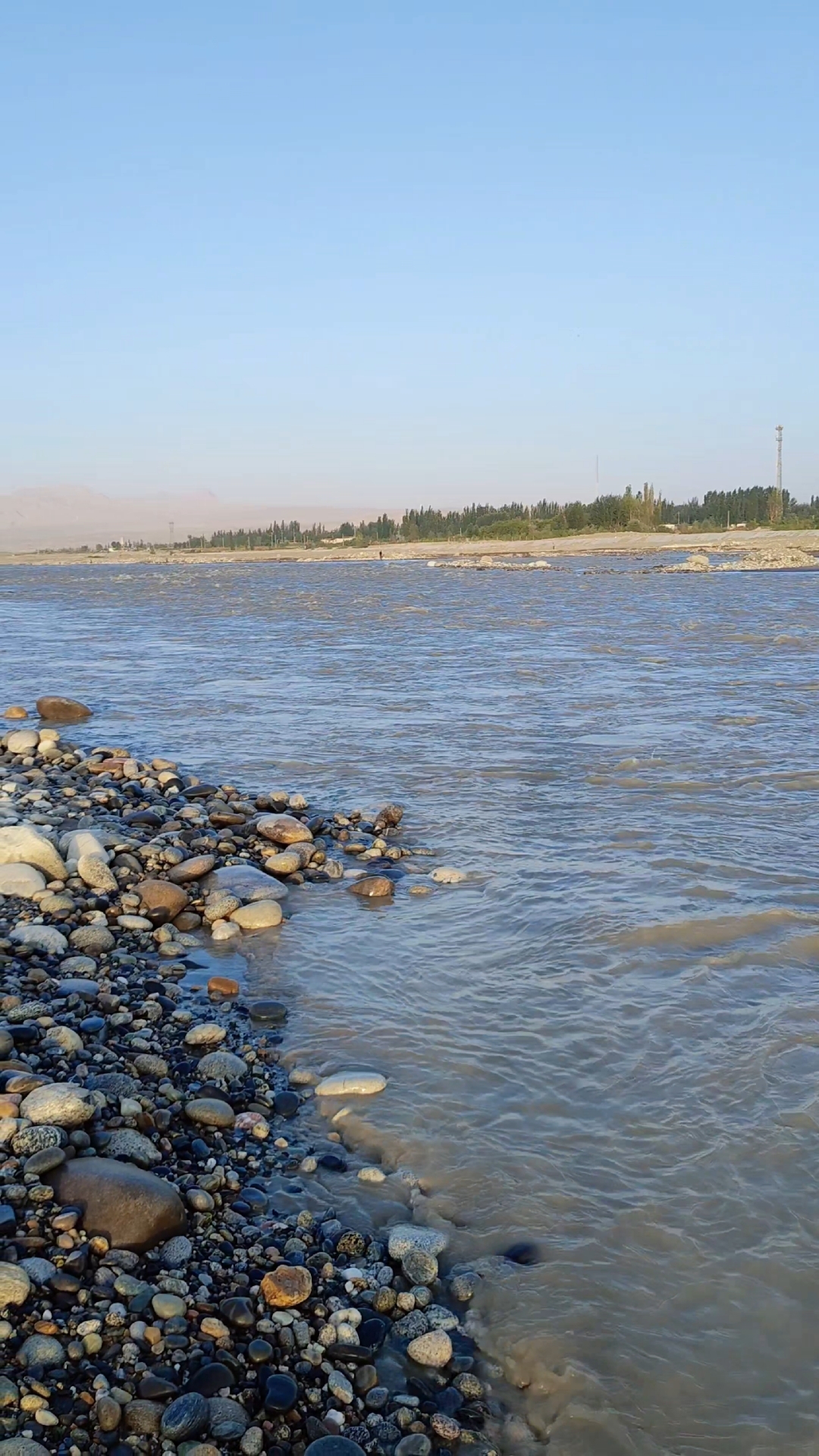 玉龙喀什河捡玉从汉族队过来的人比较多,从总闸口来的就我一个