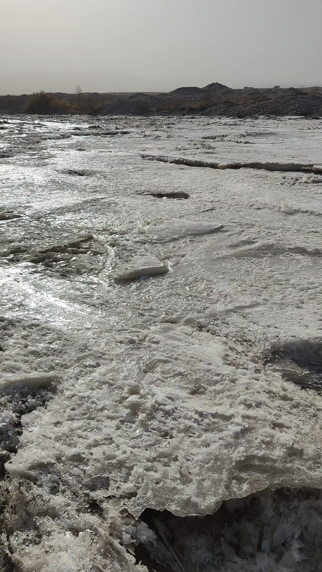 玉龙喀什河上游被冰雪所覆盖,像是来到了南极,刹是壮观