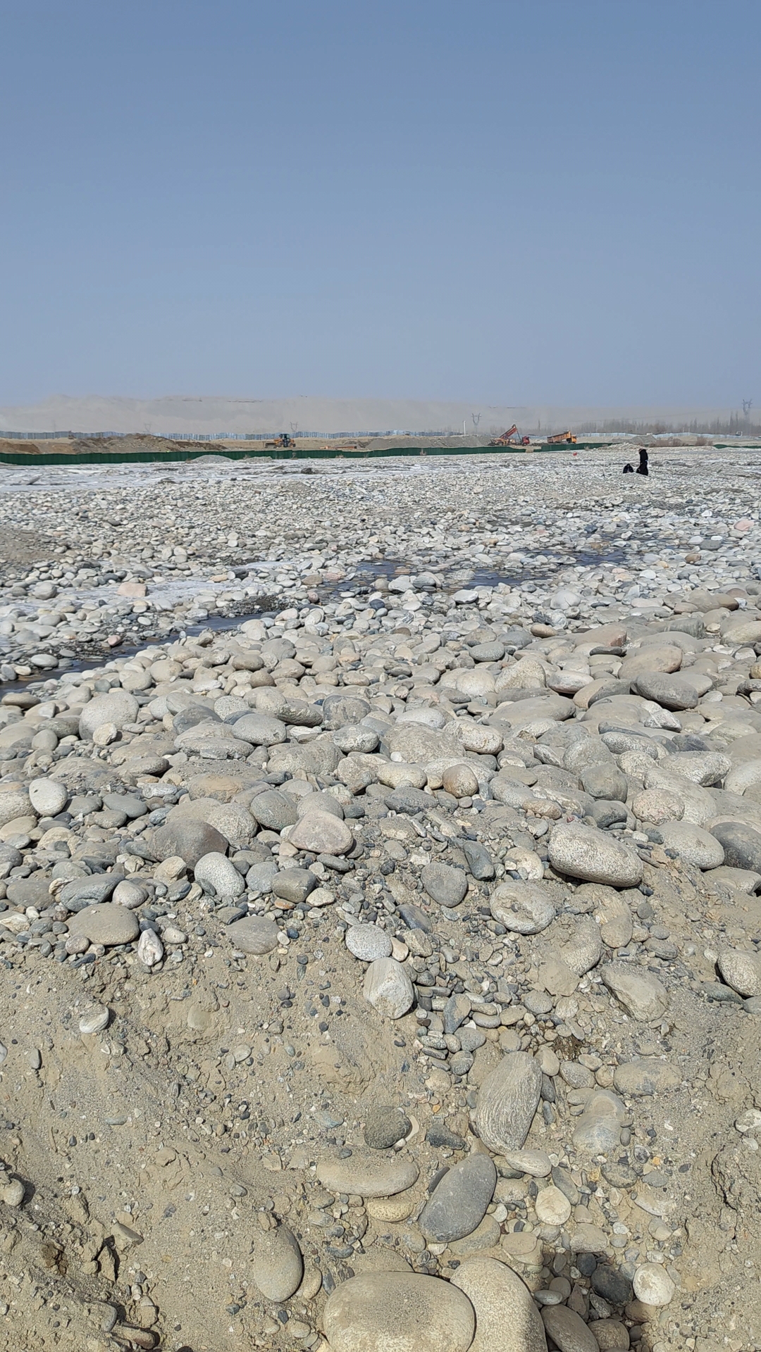 玉龙喀什河上游在修堤坝,好想过去免费干几天活,捡下玉石