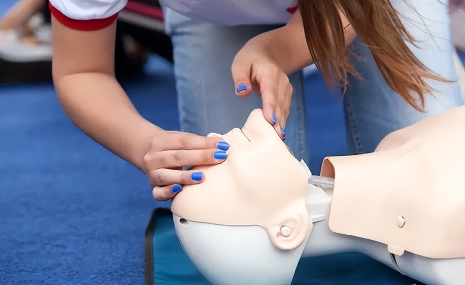 "人工呼吸"是向着患者口中吹气还是吸气?原理是什么?涨知识了