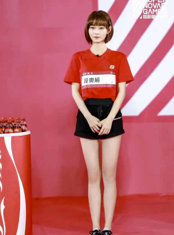 段奥娟为秀少女感,直接穿"炫腹装"走机场,上身效果绝了