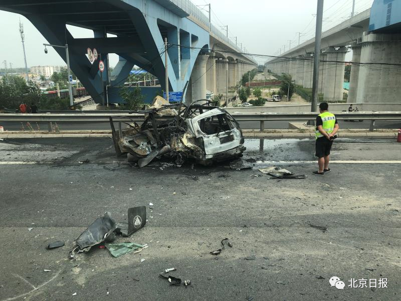 关注爆炸前五分钟人被救出！京开高速两车相撞，现场画面曝光