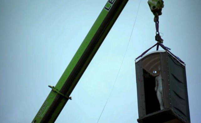 电梯坠落后,快要触底时跳起真能救命?动画演示全过程,涨知识了