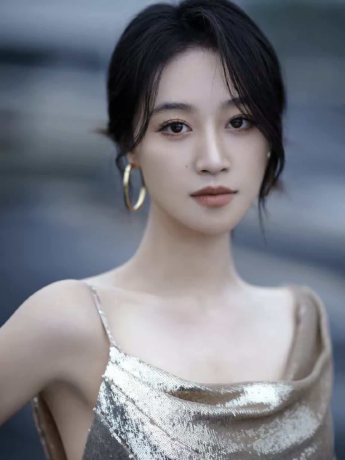 蓝盈莹穿银色流光长裙展现完美身材