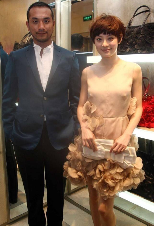 孙俪换新发型年轻10岁,穿花朵裙配短发甜美又洋气,邓超娶到宝了