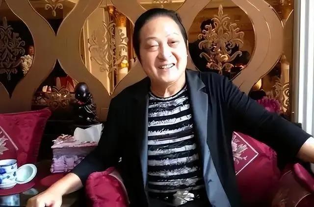 回顾:站在气功大师王林"王府"前感叹:昔日豪华别墅,门前野鸽横飞