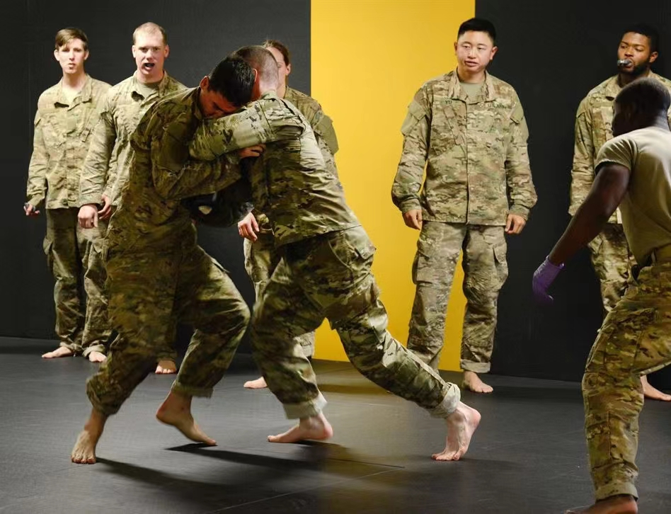 美国陆军男女格斗大战!这就是厮杀与比赛的区别