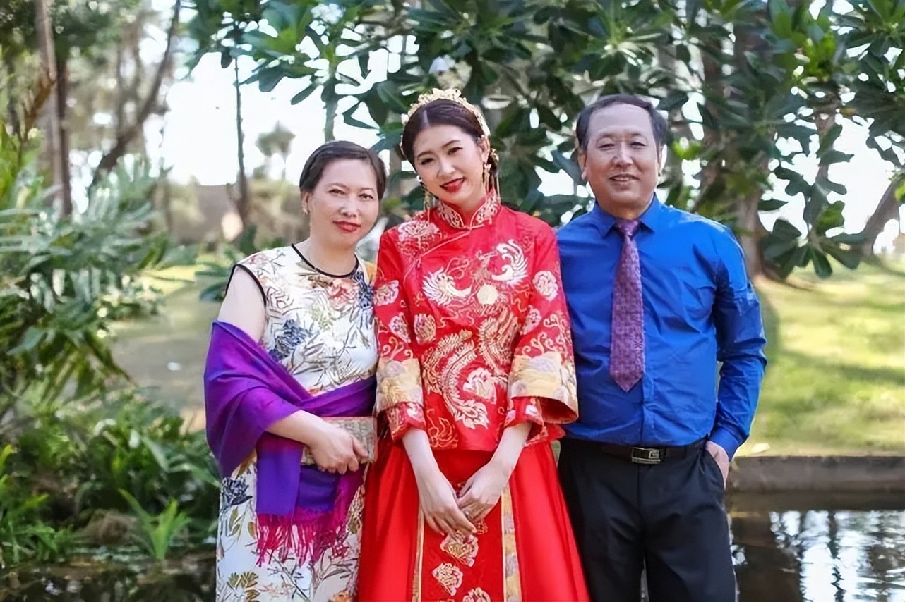老板千金大婚,副总要求所有员工随礼888元,隔天副总被开除了