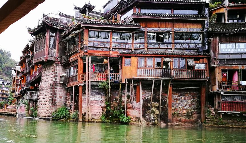 湖南凤凰古城内有一处吊脚楼群,细脚伶仃的立在沱江里