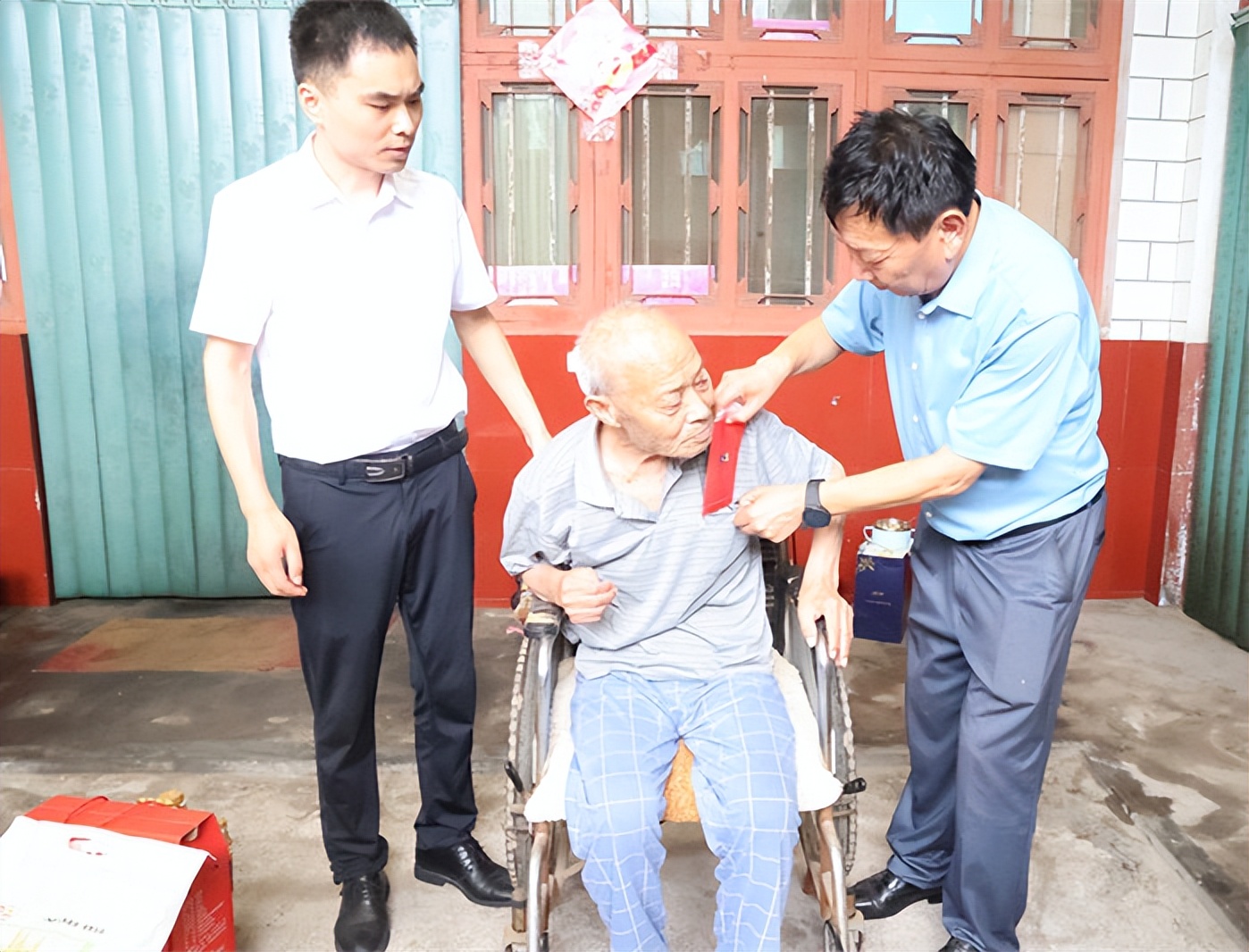 新乡市退役军人事务局局长冯景山莅临辉县市慰问优抚对象