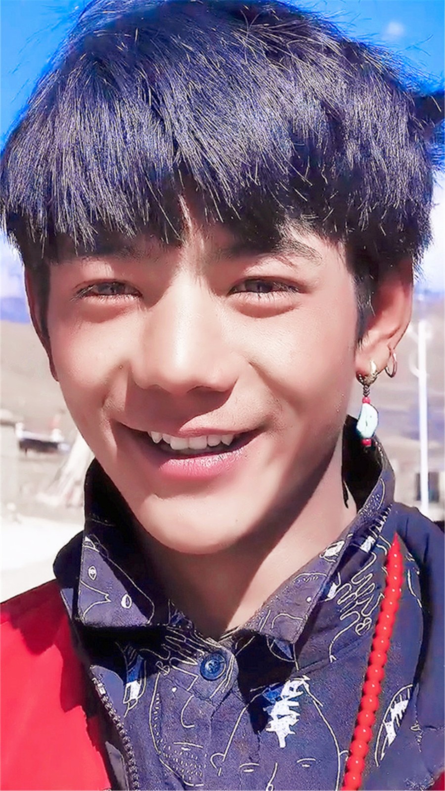 纯朴系王子!丁真一袭西装现身活动帅翻,网挖出未p图天然近照