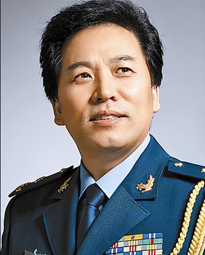 歌唱家佟铁鑫:离婚后独自抚养儿子,40岁二婚娶女富豪收获幸福