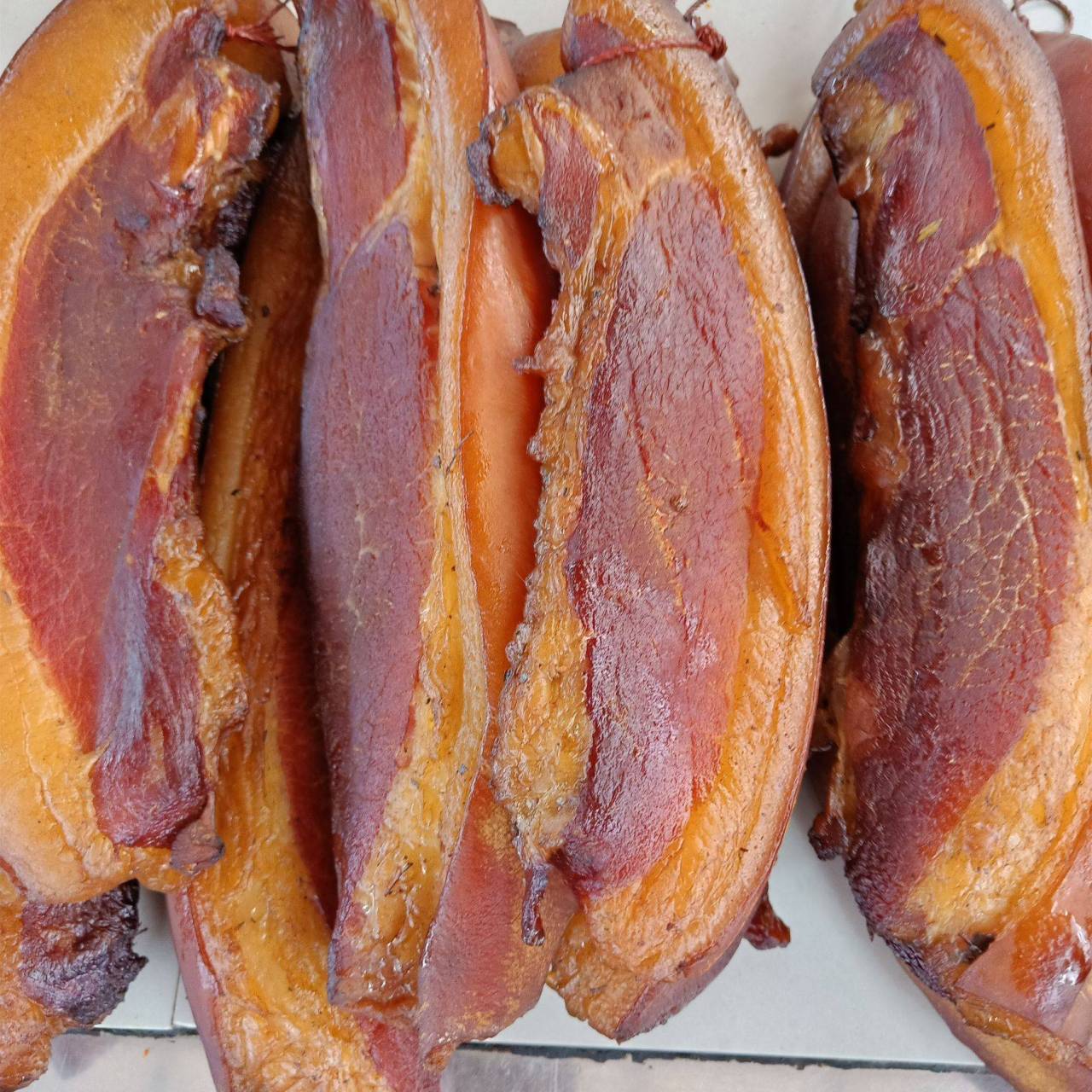 四川腊肉,这是一道在川菜系中独树一帜的美味佳肴,这道菜的外表金黄