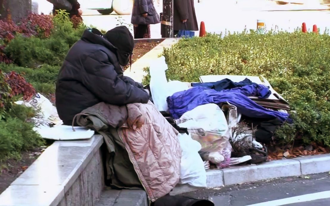 东莞一女子流落街头,走路都带风,网友:这气质绝了