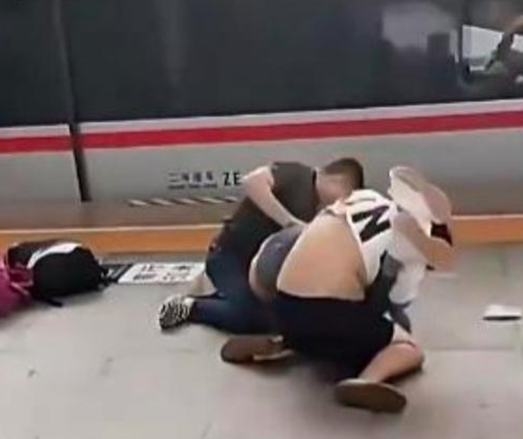 野球帝张照洋高铁站遭群殴,被两名大汉骑在身上,女友惨遭扇耳光
