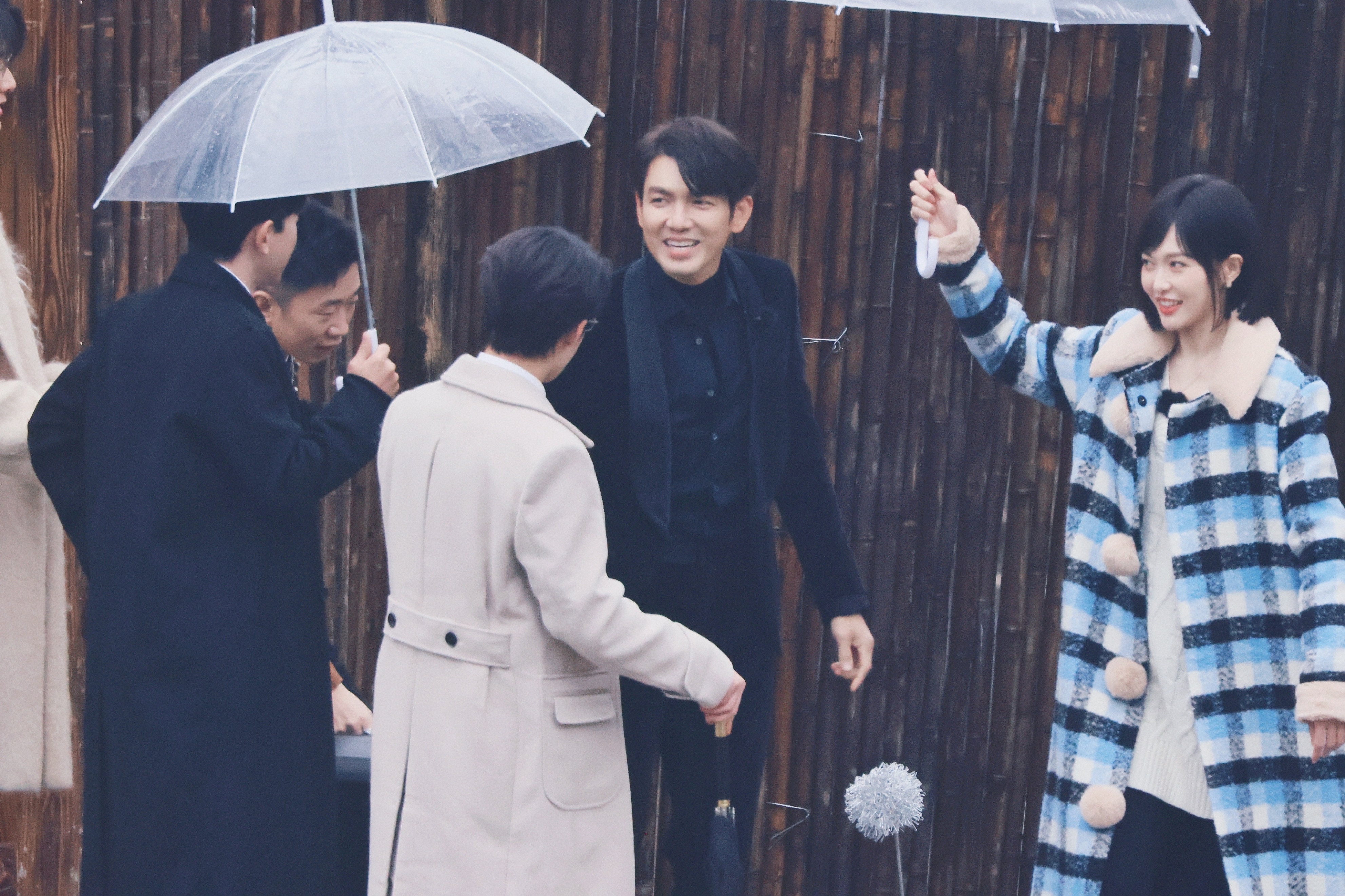 《我们的客栈》唐嫣钟汉良雨中撑伞路透,这不就是何以琛赵默笙吗