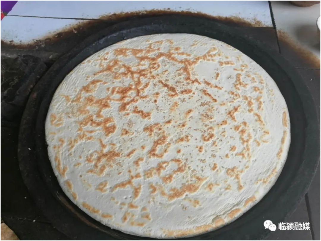 临颍:这里一个壮馍四斤重,师傅一天最多做20个,去晚了还抢不到