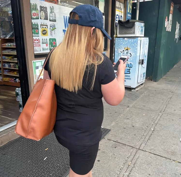 凤姐近况曝光!满脸横肉穿红衣,用普通千元机显寒酸!